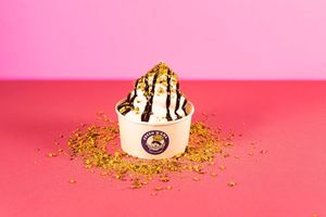 Caramel Vanilla Ice Cream: Vanilla Ice Cream with Caramel topping and Pistachios grains at Green M'ama  in Rome