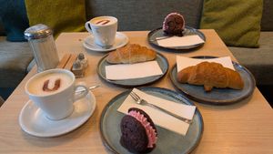 Cappuccino mit Hafermilch, vegane Croissants und vegane Sternentaler at Café U in Daun