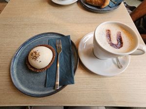 Birnen Tarte mit Cashewcreme und Cappuccino mit Hafermilch 💚 at Café U in Daun