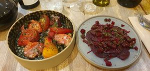 Mon entrée (betteraves) agrémentée d'un gros à côté de tomates en différentes façons. at Convives in Martel