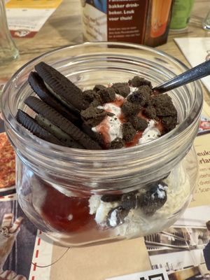 Vegan ijs met vegan slagroom en Oreo koekjes  at De Pannekoekenbakker Holten in Holten