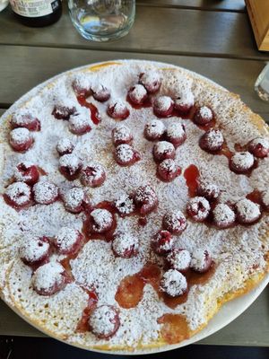Vegan pannenkoek met kersen en poedersuiker at De Pannekoekenbakker Holten in Holten