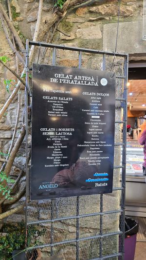 Vegan flavours labelled on menu sign at Gelat Artesà de Peratallada in Peratallada