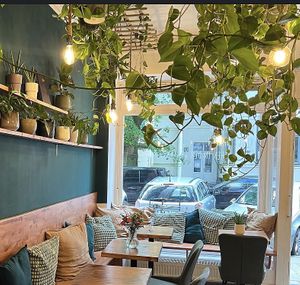 Innenraum mit vielen Pflanzen   at Der Geheime Garten in Hamburg