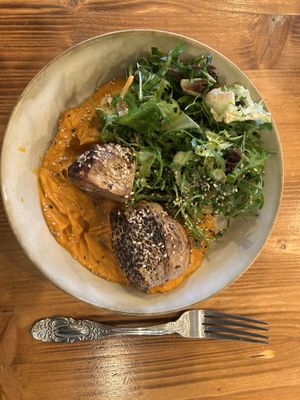 Schwarzer Rettich aus dem Oden auf Süsskartoffelpüree  at Der Geheime Garten in Hamburg