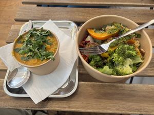 Een salade om te smullen en met veel vegan opties   at Soup En Zo - Haarlemmer in Amsterdam