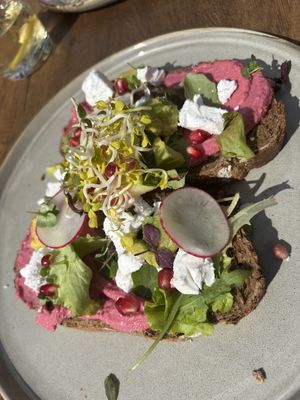 Bietenhummus,
Avocado, feta en granaatappelpitjes  at Stoon Gastrobar in Huizen