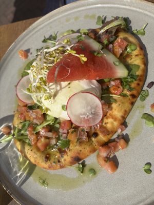 Naanbrood burrata, tomatensalsa en basilicumolie  at Stoon Gastrobar in Huizen