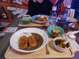Curry vegetal,te viene con una sopa y dos rollos vegetales. at Tsuruta Ramen in Mostoles