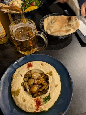 Hummus Champignons: 4.5/5 - Amazing mushroom, good hummus, good bread.  at Fatoush Schöneberg in Berlin