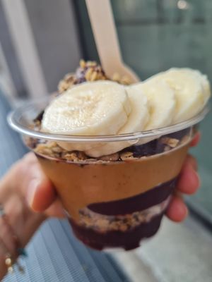 Small açai bowl with premium granola (vegan), banana and peanut butter. at Oakberry - Corso di Porta Romana in Milan