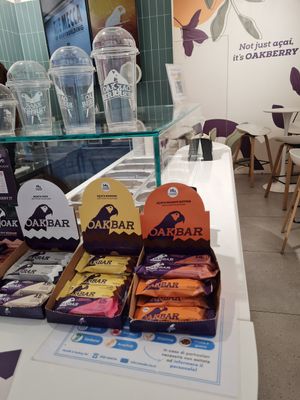 Snacks and inside space at Oakberry - Corso di Porta Romana in Milan
