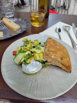 Focaccia au pesto de fanes, légumes rôtis et buffalo végétale at Mauvaise Herbe in Marseille