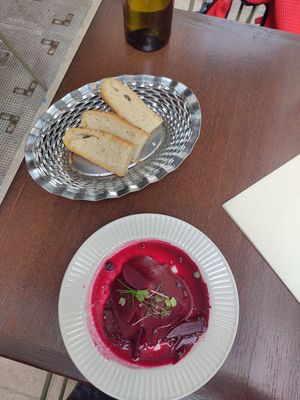 Betteraves avec crème végétale fumée at Mauvaise Herbe in Marseille