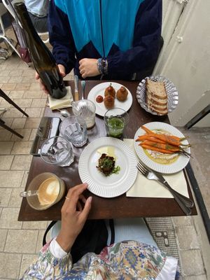 Artichaut rôti, croquetas à la tomate séchée et carottes rôtie avec labneh au tahin 🌱  at Mauvaise Herbe in Marseille
