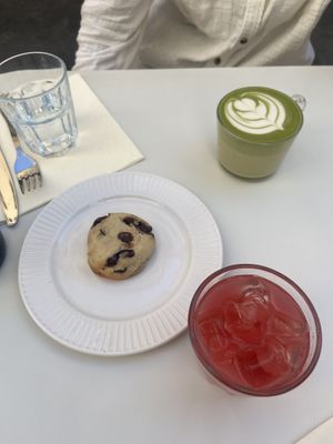 Cookie, matcha Latte und Jus du jour   at Mauvaise Herbe in Marseille