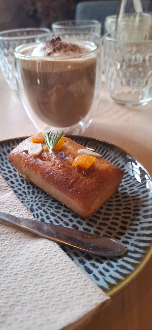 Financier vegan sans gluten abricot romarin et latte au lait soja vanillé at La Tisanerie Gourmande in Blaye