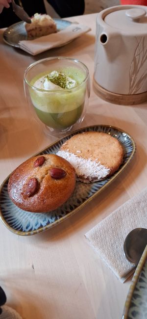 Moelleux aux amandes et biscuit citron coco + matcha latte au lait soja vanillé at La Tisanerie Gourmande in Blaye