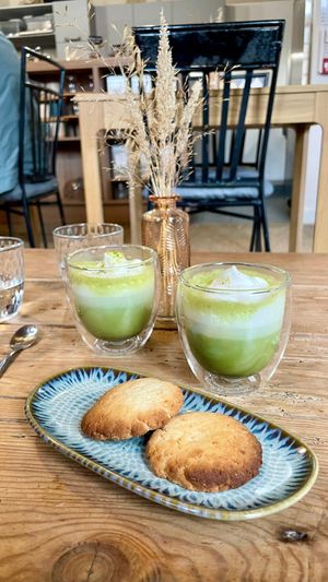 Matcha latte au lait soja/vanille et biscuits citron/coco 🌱 at La Tisanerie Gourmande in Blaye