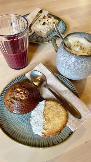 Matcha Latte🍃, Smoothie Pomme/Myrtille 🍏🫐, Biscuit Citron/Coco 🍋🥥, Moelleux aux Noix 🌰. (le mini cake au fond n’est pas vegan)  at La Tisanerie Gourmande in Blaye