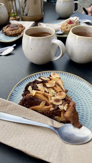 Gâteau Poires/Amandes 🍐🌰 et Chocolat chaud au lait de Noisettes 🍫🌰 (les autres gâteaux ne sont pas vegan)  at La Tisanerie Gourmande in Blaye