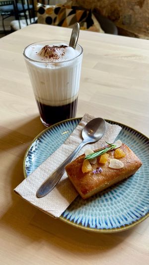 Moelleux Abricots secs/Amandes/Romarin 🍑🌿 et Cappuccino au lait soja/vanille ☕️  at La Tisanerie Gourmande in Blaye