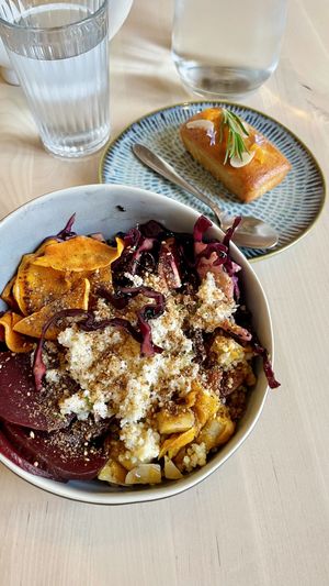 Poké Bowl dans sa version Vegan 🥗 Et Moelleux Abricots Secs, Amandes et Romarin 🍑🌿  at La Tisanerie Gourmande in Blaye