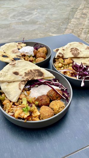 Pita garni de légumes et de Falafels avec une salade de chou fleur légume  at La Tisanerie Gourmande in Blaye