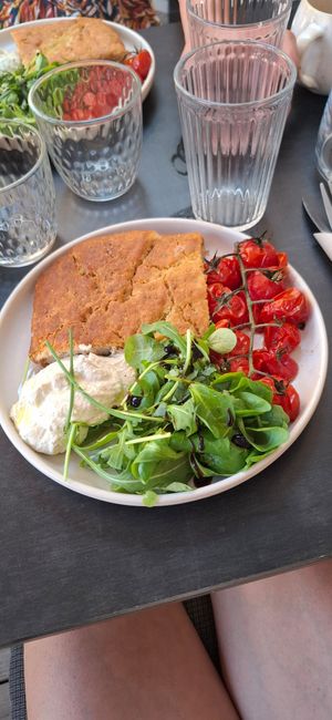 Assiette salée de brunch : focaccia, crémeux de tofu, tomates cerises rôties, salade at La Tisanerie Gourmande in Blaye