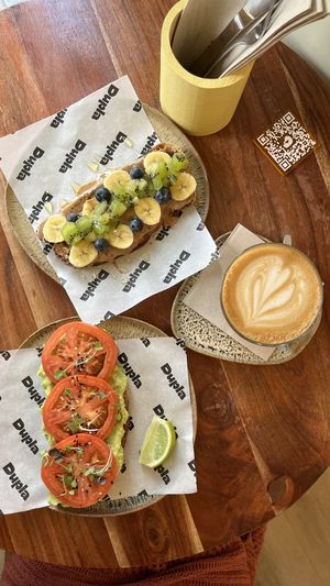 Tostadas veganas y café con bebida de avena  at DUPLA in Bilbao