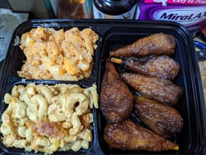 Drumsticks with sides of cauliflower & Mac & cheese at ELife in Washington