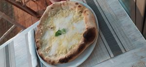 Pizza ai formaggi at Swami's Garden in Praia Da Luz