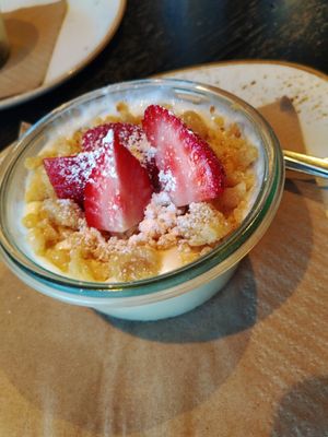 Vegan Erdbeer Crumble at 60 seconds to Napoli in Dresden