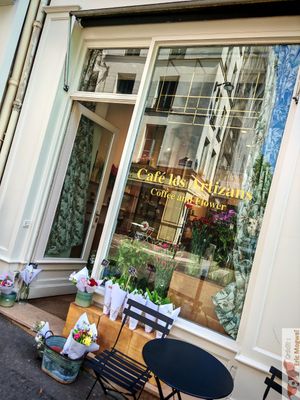 Facade with 2 seats ouside at Les Artizans - Coffee And Flower in Paris