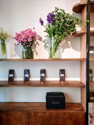 Deco at Les Artizans - Coffee And Flower in Paris