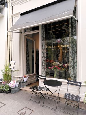 Façade + tables at Les Artizans - Coffee And Flower in Paris