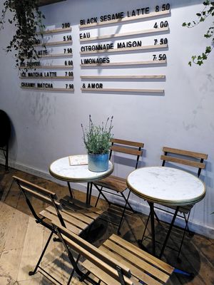 Eat-in space at Les Artizans - Coffee And Flower in Paris