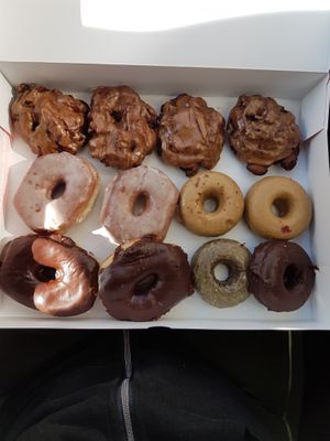 Dozen
Apple fritter
Vanilla glazed, earl grey
Chocolate glazed, caramel gluten free vegan and double chocolate gluten free vegan at Cartems Donuts - Downtown in Vancouver