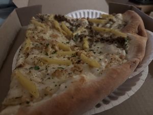 The Mac and cheese are good as well. I would have not picked it, but they had it per slice and I’m glad I triedd  at Ian's Pizza in Milwaukee