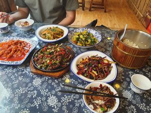 Food spread with veggie and meat dishes. at Xiao Xiong Si Fang Cai - 小熊私房菜（天门山索道店） in Zhangjiajie
