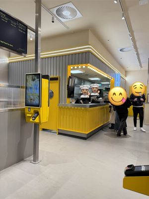 Inside view and ordering terminal.  at Goldies Smashburger - The Playce in Berlin