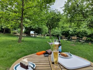 Das Café liegt wirklich im Grünen! Nur Außer-Haus-Gastronomie. Mehrere vegane Gerichte und Kuchen. War sehr lecker! at Café im Grünen in Horn-bad Meinberg