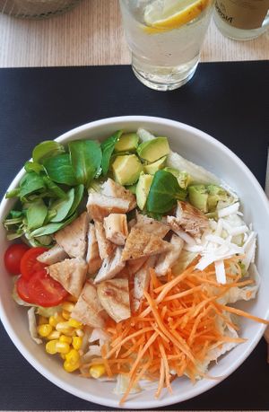 Insalata con finto pollo e avocado at Red Carrot in Turin