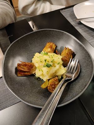 Fried artichokes with mashed potatoes at Restaurante Albalá in Jerez