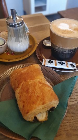 Chocolate bread and latte at Café Vegardie in Berlin