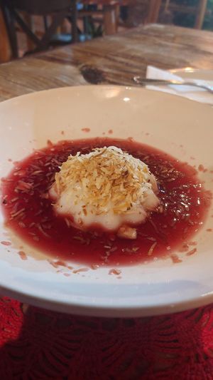 Manjar com hibisco e especiarias at Cajoá Cozinha in Porto Seguro