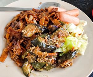 Kuey teow with dishes at Lovely Appreciated Vegetarian Cafe - 感恩閣 in Kuching