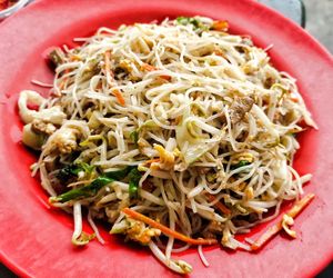 Fried bee hoon at Lovely Appreciated Vegetarian Cafe - 感恩閣 in Kuching