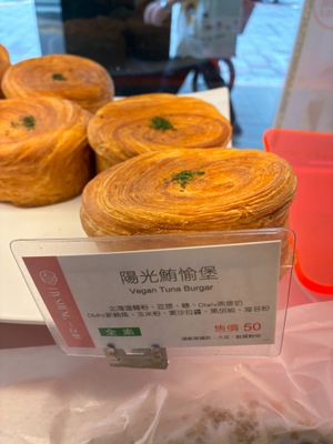 Vegan tuna burger at IJySheng Nanjing - 一之軒南京 in Taipei