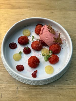 Aardbei dessert  at HOTEL BENT Restaurant in Oisterwijk